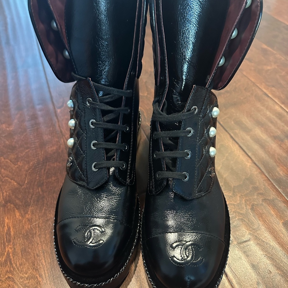 CHANEL Black Leather Boots w/ faux pearls - Picture 6 of 10